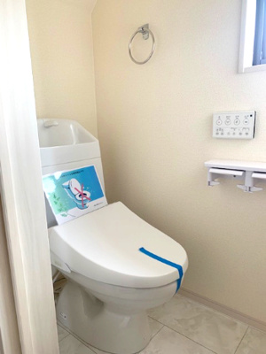 【トイレ】 | Livele Garden.S松原市天美我堂2丁目　1号棟 | 寒い冬でも温かい便座とシャワーで快適な温水洗浄便座付トイレ！窓から光が入り、明るく爽やかな雰囲気です。