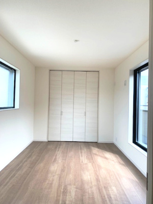 【寝室】 | Livele Garden.S松原市天美我堂2丁目　1号棟 | 主寝室にオススメ、7.5帖の洋室！壁一面の大きなクローゼット付きで、居室空間をより広くお使いいただけます。