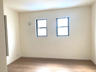 【洋室】 | Livele Garden.S松原市天美我堂2丁目　1号棟 | 7.5帖の洋室！全居室6帖以上でプライベートタイムもゆったり快適。南向きバルコニーが2ヶ所備わっています。