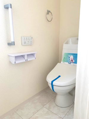 【トイレ】 | Livele Garden.S松原市天美我堂2丁目　1号棟 | 各階にトイレがあるので、階段を上下する必要がなく快適！手すりを設置し、老後のことにも配慮した設計です。