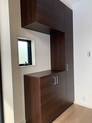 【玄関】 | Livele Garden.S松原市天美我堂2丁目　1号棟 | 大きなシューズボックス付き！カウンターには、写真やお花を飾ると華やかになりそうですね。