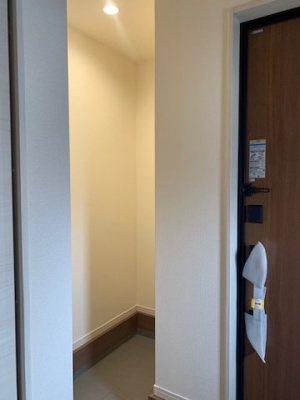 【収納】 | Livele Garden.S松原市天美我堂2丁目　1号棟 | 玄関横には土間収納有り！土汚れが気になるベビーカーや濡れた雨具なども気兼ねなく収納できます。