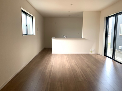 【居間・リビング】 | Livele Garden.S松原市天美我堂2丁目　1号棟 | ご家族が集まるLDKは16帖！ダイニングテーブルやソファーなどの家具もしっかりと配置できます。