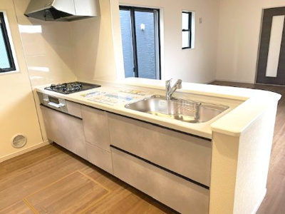 【キッチン】 | Livele Garden.S松原市天美我堂2丁目　1号棟 | 配膳や片付けも楽々のカウンター付きキッチン！大きなお鍋やフライパンも出し入れしやすいスライド式の収納です。