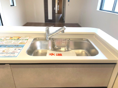 【キッチン】 | Livele Garden.S松原市天美我堂2丁目　1号棟 | 大きくて使いやすいシンクは一度にたくさんの洗い物が可能！家事が捗りそうですね。