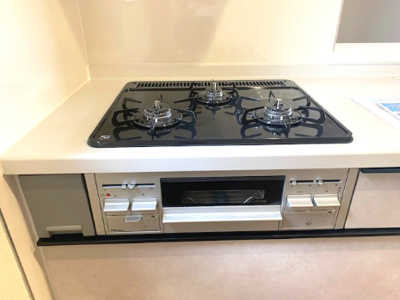 【キッチン】 | Livele Garden.S松原市天美我堂2丁目　1号棟 | グリル付き3口コンロで煮込み料理をしながら、焼き物や汁物などをパパパッとお料理可能です。