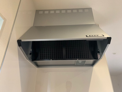 【キッチン】 | Livele Garden.S松原市天美我堂2丁目　1号棟 | 換気扇は大きめのフードで蒸気やニオイを効率良く集め、キッチンを快適にしてくれます。