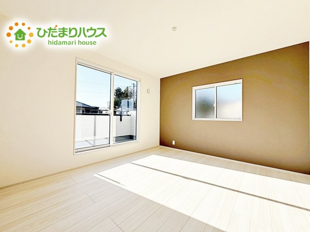 【寝室】 | 水戸市姫子1丁目　新築戸建 | 主寝室は広々していて安らげる空間に。大きな窓から光が差し込み、朝の目覚めも良さそう♪