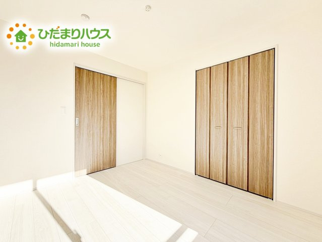 【洋室】 | 水戸市姫子1丁目　新築戸建 | 壁紙はシンプルで清潔なホワイトで統一しています。朝の光をたっぷり浴びながら一日をスタート！目覚めは明るくあたたかな場所で。