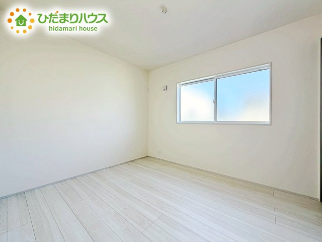 【洋室】 | 水戸市姫子1丁目　新築戸建 | 子ども室に好適なお部屋。２方向の窓で、こもりがちな空気の入れ替えもバッチリ！収納付きで余分な家具を置かずに済み、お部屋の用途をシンプルにできます♪