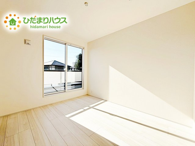 【洋室】 | 水戸市姫子1丁目　新築戸建 | 白い壁の洋室は、太陽の光だけでも十分明るく感じられますね