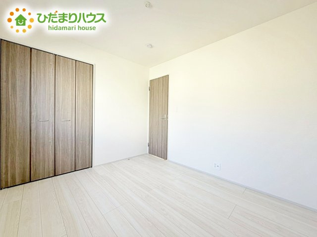 【洋室】 | 水戸市姫子1丁目　新築戸建 | 明るい陽光が差し込む洋室。白を基調とした爽やかな空間。