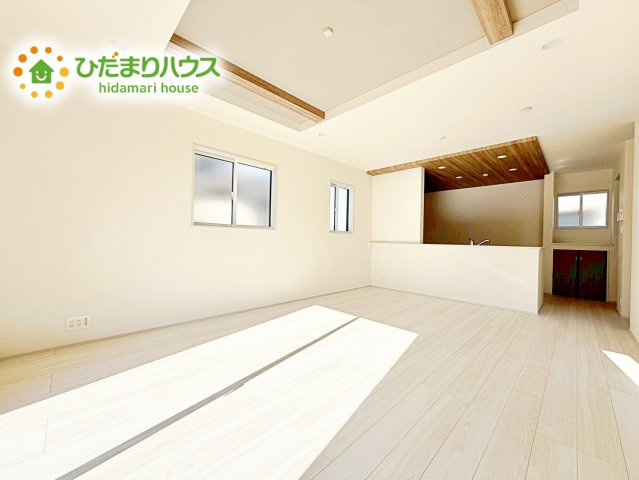 【居間・リビング】 | 水戸市姫子1丁目　新築戸建 | 開放感あるLDKを確保！家族が集まるリビングはゆったり過ごしリフレッシュする場として居心地の良い空間にしたいですね。