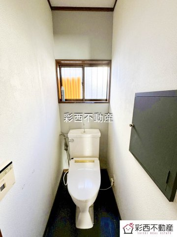 所沢市和ケ原2丁目中古戸建のトイレ|トイレは温水洗浄機能搭載なので、清潔に気持ち良くお使いいただけます！トイレットペーパーの節約にもなります！暖房便座で寒い日もあたたかです♪
