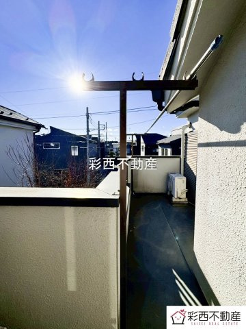 所沢市和ケ原2丁目中古戸建のバルコニー|太陽の光が射し込むバルコニーは、洗濯物を干すのが楽しくなりますね♪
