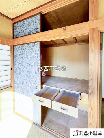 所沢市和ケ原2丁目中古戸建の収納|布団や季節物もすっきり収納できる押入れ付き♪収納力が高く、居室を広く使える実用的なスペースです。
