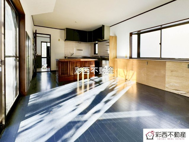 所沢市和ケ原2丁目中古戸建の居間・リビング|落ち着いた雰囲気の中にも明るさが感じられるリビングダイニング。空間にリズムを生む配置計画で、家族の距離がほどよく保たれます。オン・オフの切り替えがしやすく、日々の暮らしを心地よく整えてくれる設計です
