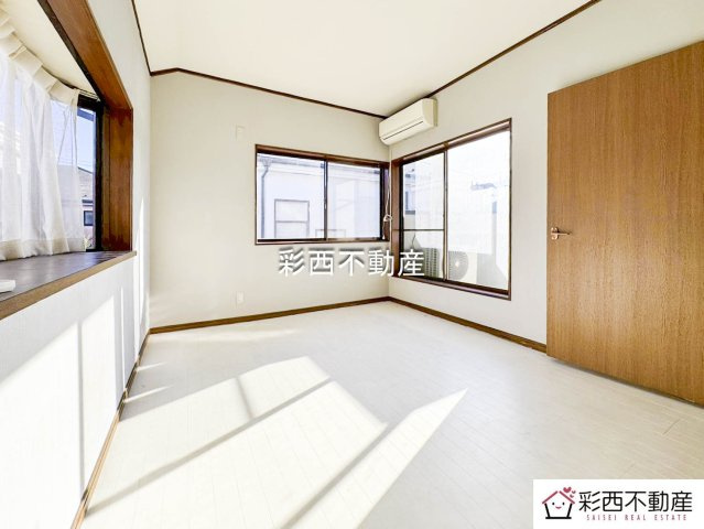 所沢市和ケ原2丁目中古戸建の寝室|光が心地よく入り、明るい印象の洋室。日中の過ごしやすさはもちろん、夜には落ち着いた雰囲気で一日の疲れを癒やしてくれます。多用途に活かせる空間です。
