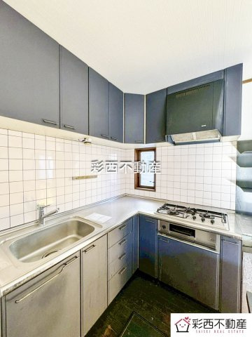 所沢市和ケ原2丁目中古戸建のキッチン|３口コンロ付！火力が目で分かり微調整がしやすいです！また、同時に調理ができるため効率よく調理が可能でお料理の品も増えそうですね！
