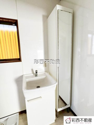 所沢市和ケ原2丁目中古戸建の独立洗面台|清潔感のある明るい雰囲気の洗面室です。ゆとりある洗面スペースで朝の身支度もスムーズに。
