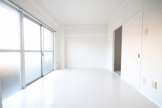 メゾンサーブルの居間・リビング