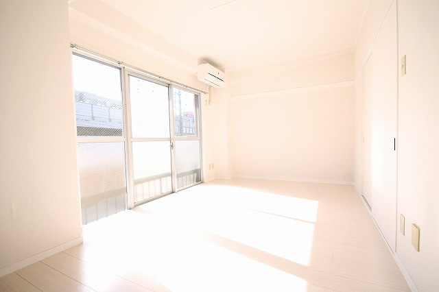 メゾンサーブルの居間・リビング