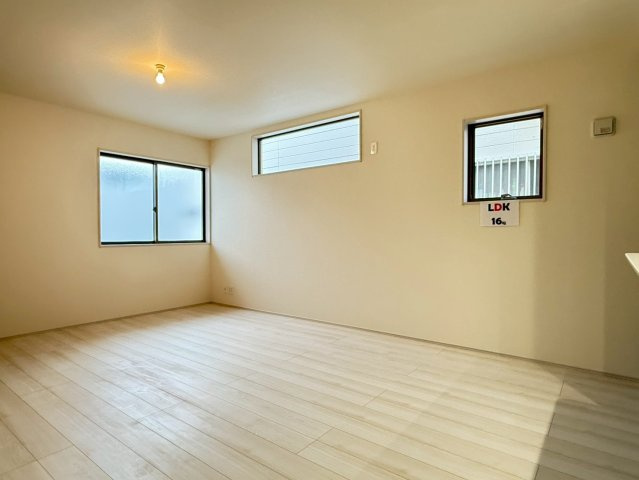 川口市榛松3期　新築一戸建て　2号棟の居間・リビング|ゆったり過ごせる居間です