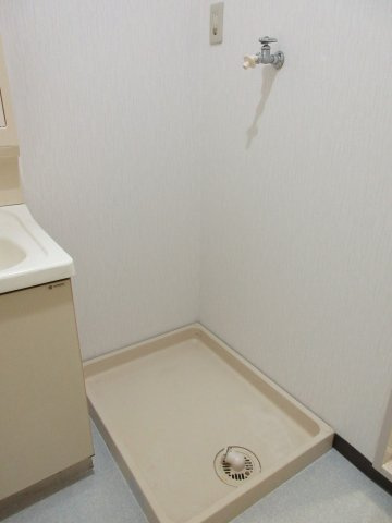 グランデール緑園の設備|室内洗濯機置場　※別号室の参考写真です(現況優先・仕様違いの場合あり)