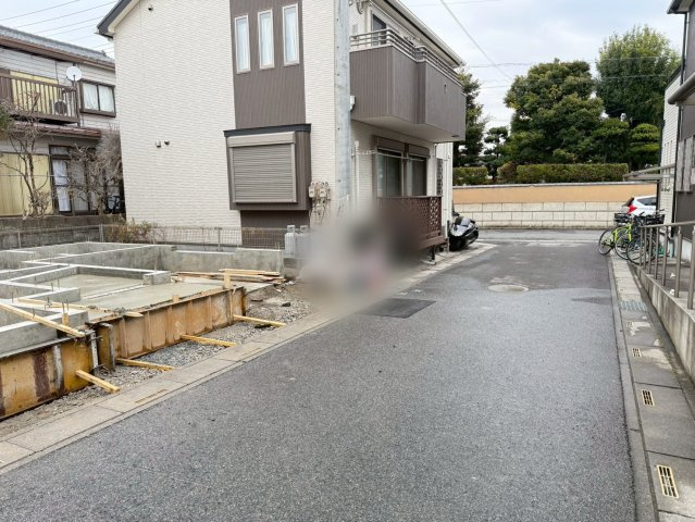 川口市新堀町　新築一戸建て　A号棟の前面道路含む現地写真|前面道路含む現地写真です