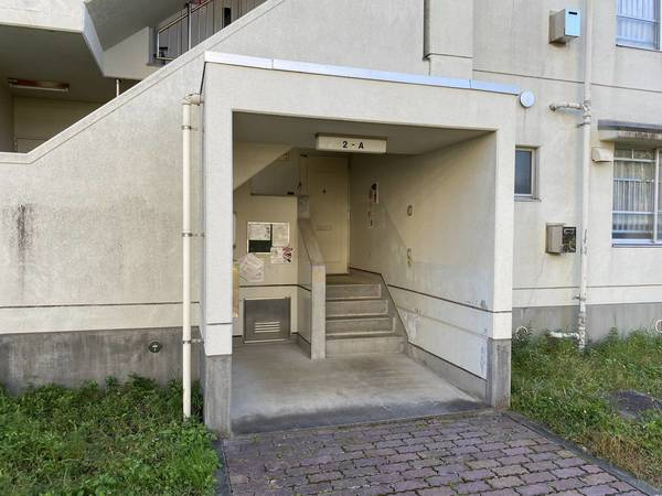 ビレッジハウス三草2号棟のエントランス|建物の内部です