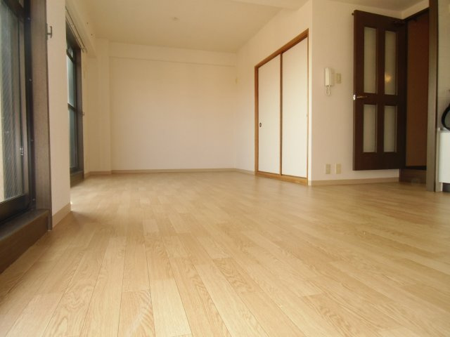 カーサ・ドゥ・テソロの居間・リビング|こちらのリビングで趣味の時間をお楽しみください