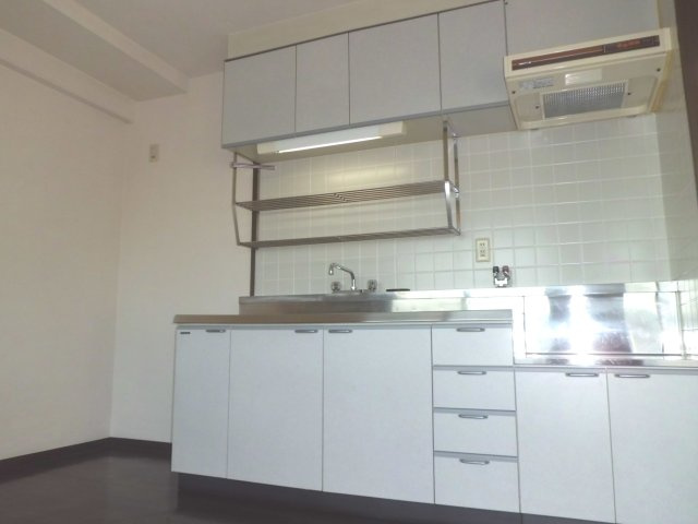 カーサ・ドゥ・テソロのキッチン|お料理しやすいキッチンです