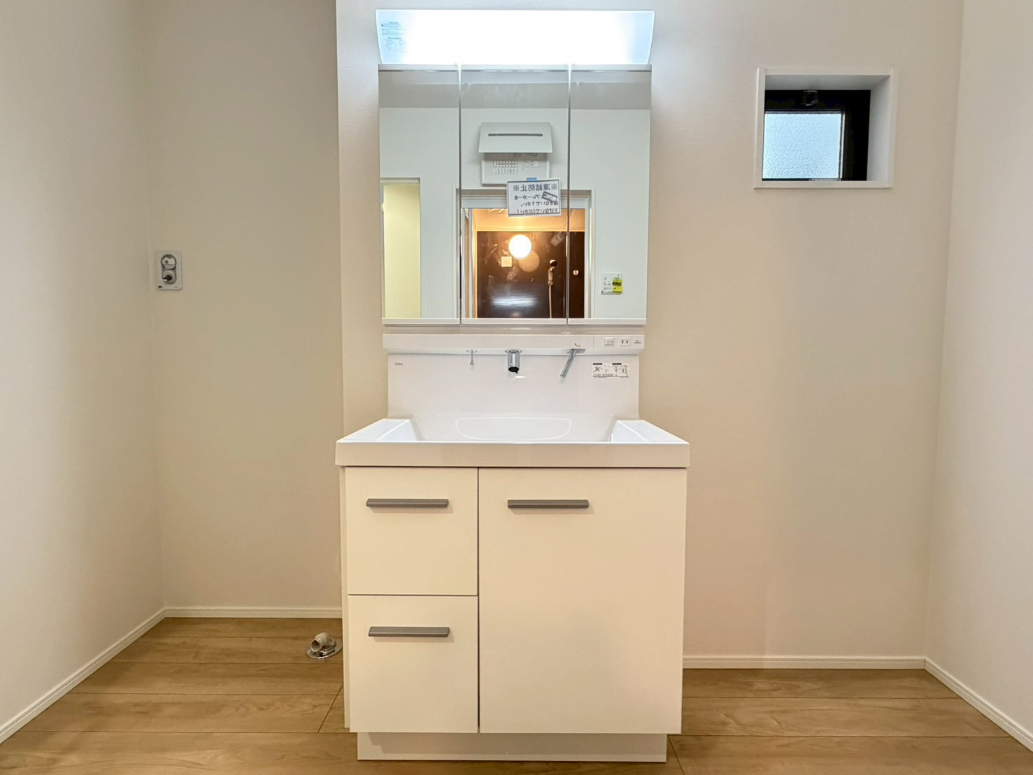 川口市八幡木7期　新築一戸建て　1号棟の独立洗面台|独立洗面台、小物を置くことができて便利です