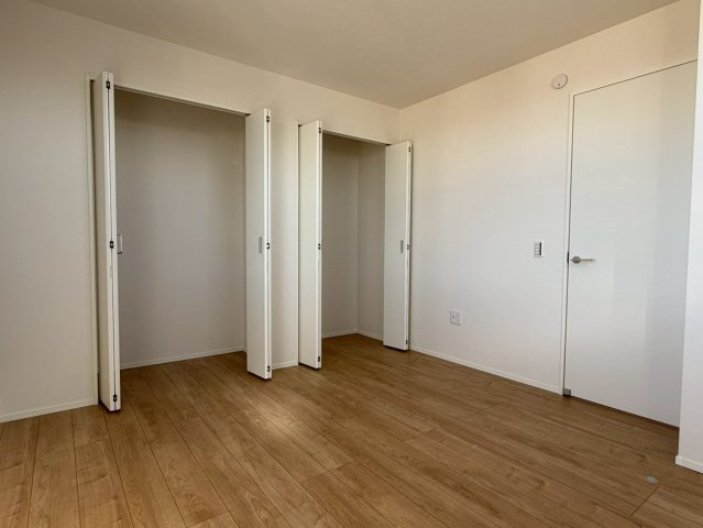 川口市八幡木7期　新築一戸建て　1号棟の寝室|落ち着いた色調の寝室です