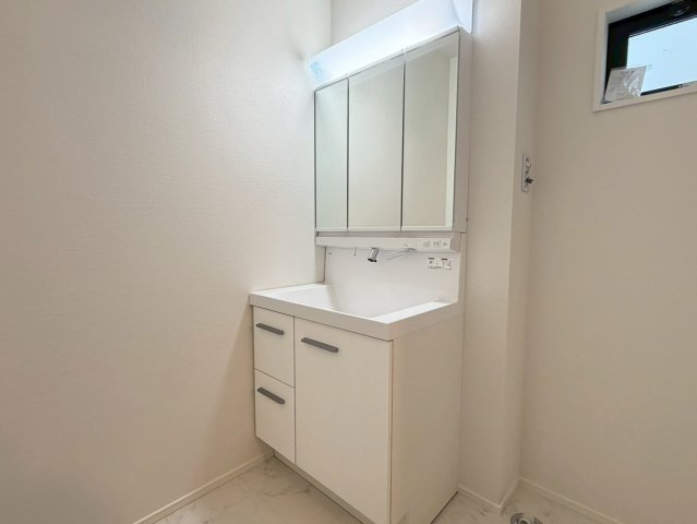 川口市八幡木7期　新築一戸建て　2号棟の独立洗面台|独立洗面台で身支度をすべて済ませてしまいましょう