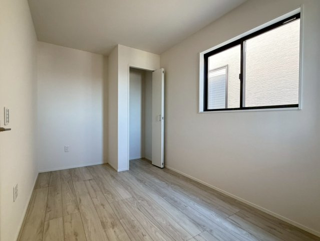 川口市八幡木7期　新築一戸建て　2号棟の寝室|落ち着いた色調の寝室です