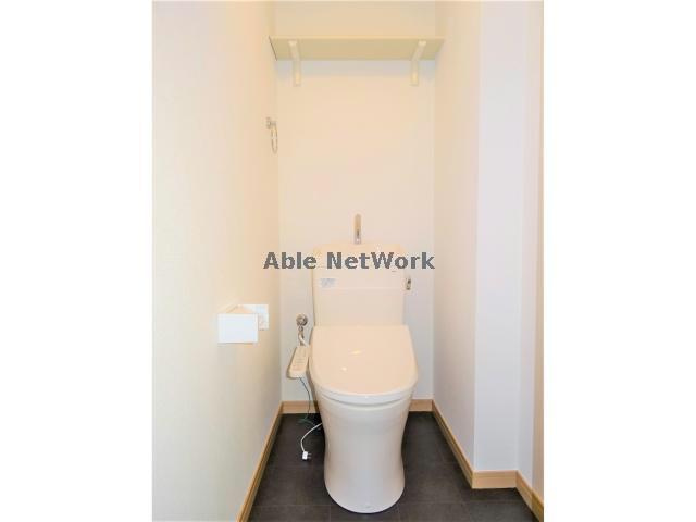 レスポワールA棟のトイレ|上部棚有り