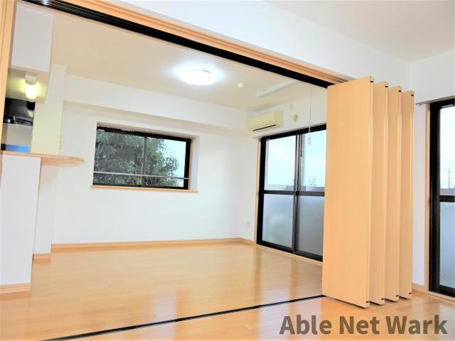 レスポワールA棟の居間・リビング|6.3帖洋室　仕切り扉