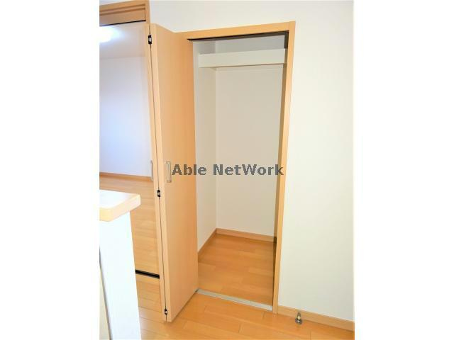 レスポワールA棟の収納|キッチン脇に収納有り