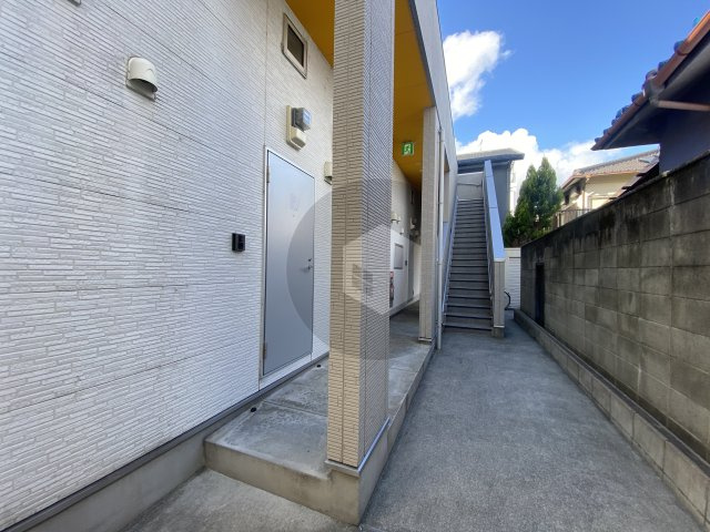 東大阪市金岡４丁目のアパートのエントランス