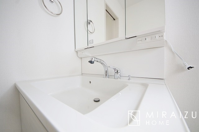 【その他】 | お掃除も楽にできる洗面台が嬉しいですね♪毎日使うものだから、できる限り綺麗さを保ちたいです。朝シャンプー派のご家族様も安心してお使い頂けそうです。
