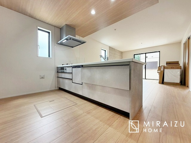 【外観】 | 青く澄み渡った綺麗な空と、陽の光をたっぷりと受ける、そんな新築住宅で新生活をスタートしてみませんか？見学・ご相談等、ミライズホーム(株)までお気軽にご連絡下さい♪
