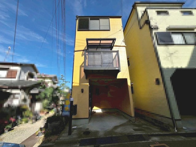 【外観】 | 北野田　中古戸建 | お料理に集中しやすい壁付けキッチンです！キッチンの前に窓があるので、換気しやすく明るいキッチンです！