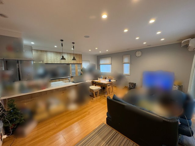 中古戸建　岐阜市御望2丁目　平成30年築の居間・リビング|5.1サラウンドシステムを採用しており、臨場感のある音響でテレビなどを楽しめます。