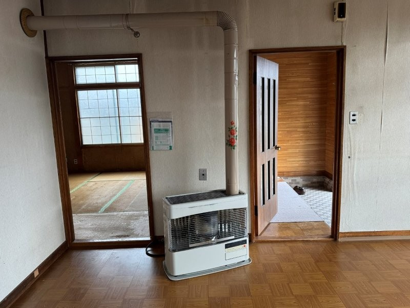 北見市南町1　中古住宅の居間・リビング|玄関と和室の出入口です。