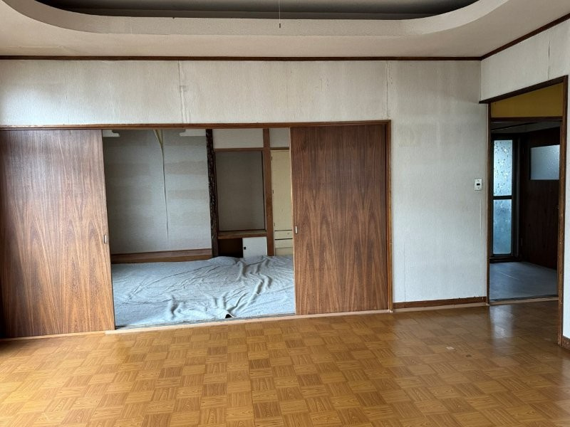 北見市南町1　中古住宅の居間・リビング|西和室出入口です。