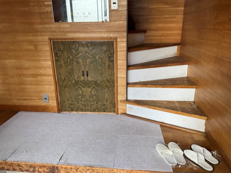 北見市南町1　中古住宅の玄関|階段の上り口です。収納が有ります。