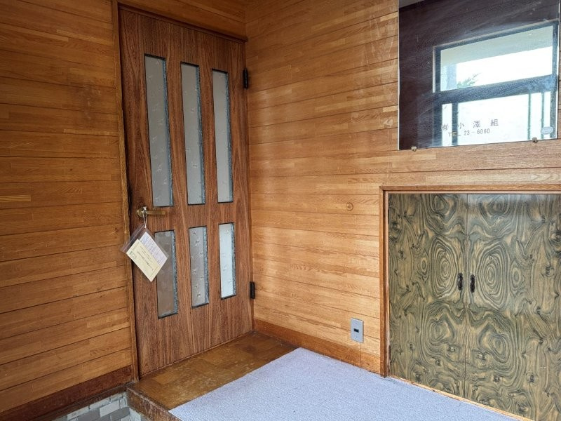 北見市南町1　中古住宅の居間・リビング|LDK・玄関のドアです。