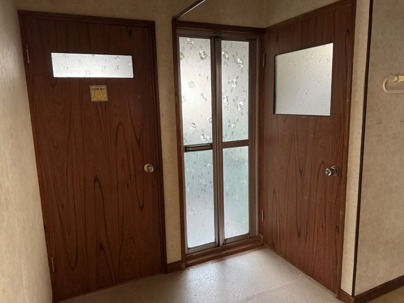 北見市南町1　中古住宅の脱衣所|脱衣室内　左ドアはトイレ　中央は浴室　右は勝手口です。