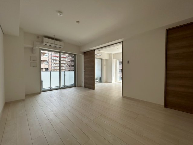 船橋市印内町の賃貸マンションの居間・リビング|こちらのリビングで趣味の時間をお楽しみください